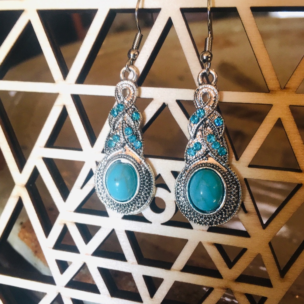:: Turquoise+Silver Vintage Style Dangle Earrings - Picture 6 of 7